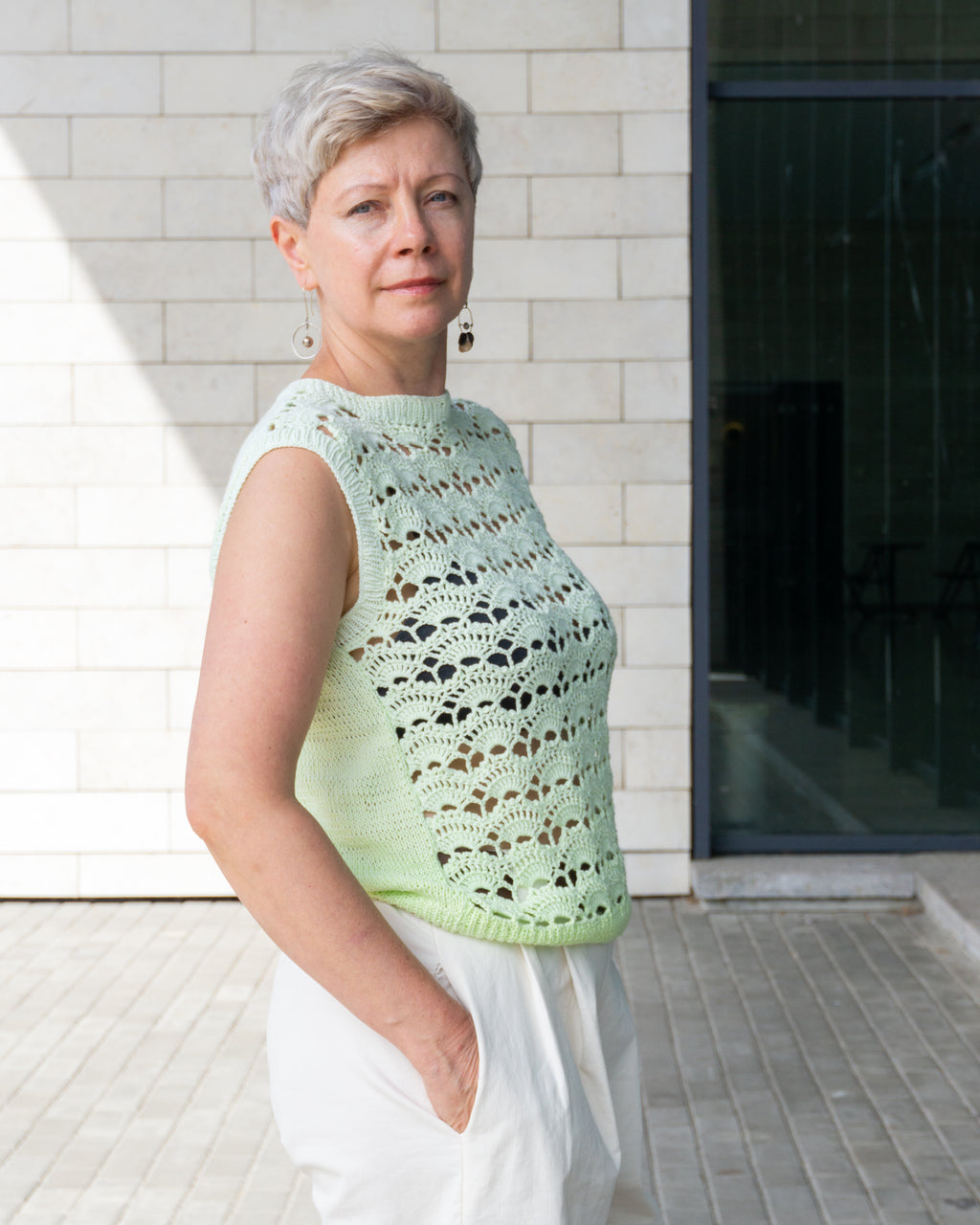 Rankomis megzta/ nerta medvilninė berankovė palaidinė. Vaiskiai žalia. knitteRi.