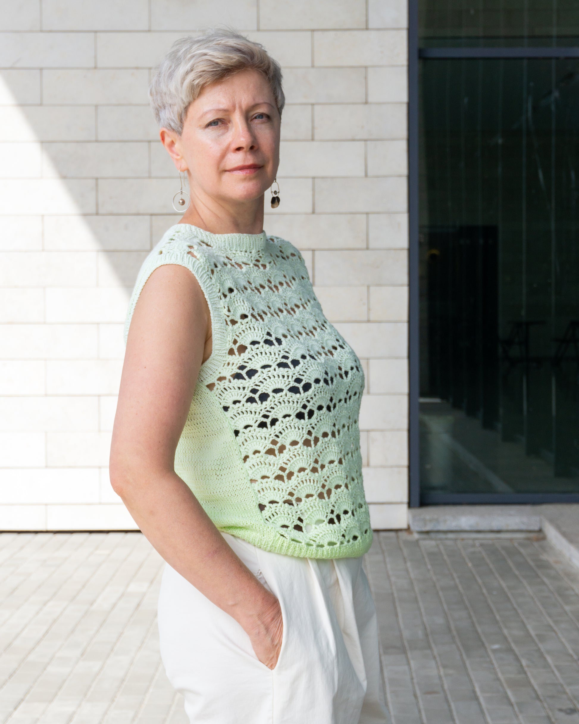Rankomis megzta/ nerta medvilninė berankovė palaidinė. Vaiskiai žalia. knitteRi.