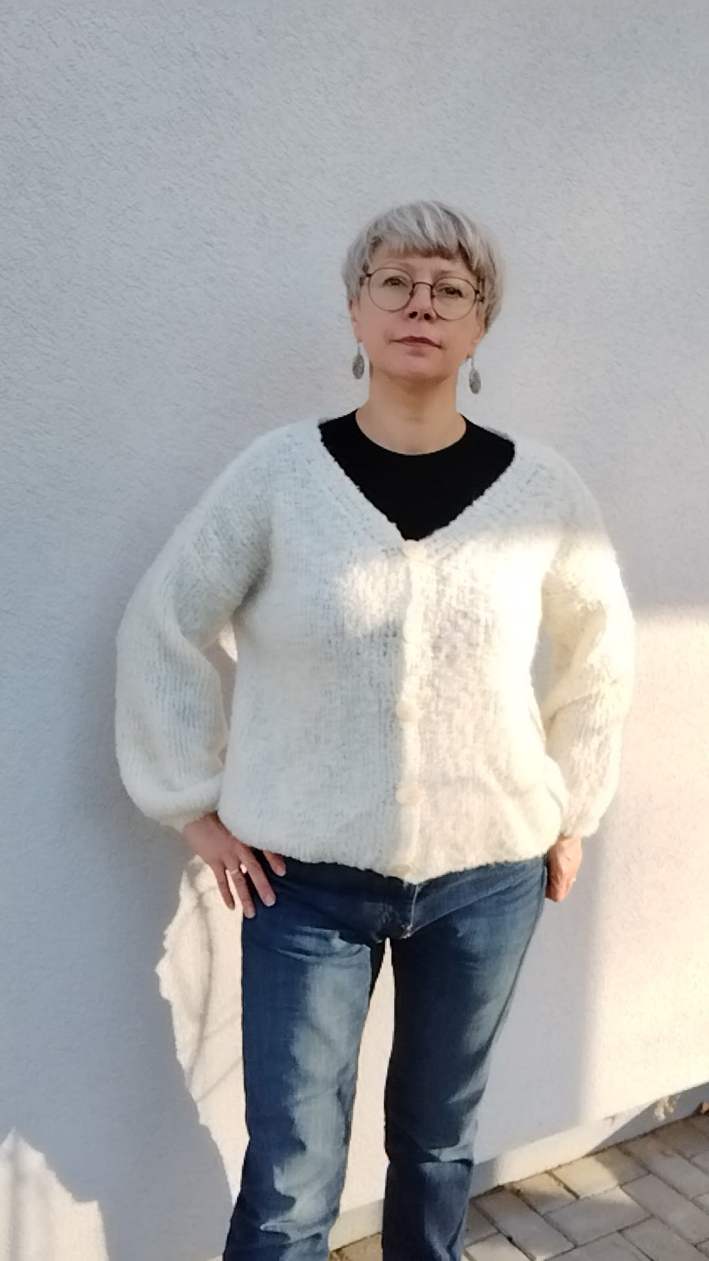 Baltas, boulce siūlų, rankomis megztas moteriškas susagstomas megztinis "Sniegas"