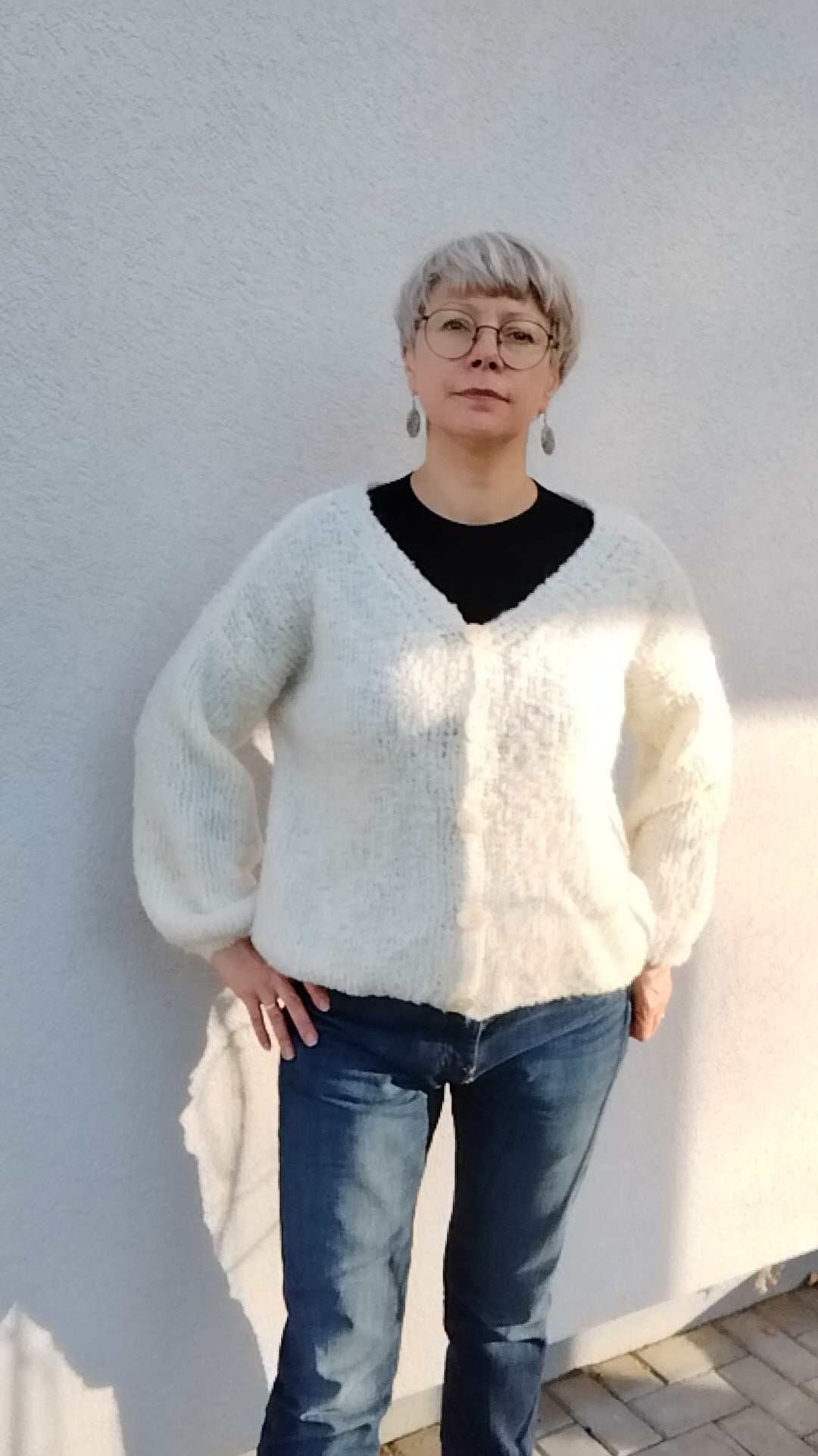 Baltas, boulce siūlų, rankomis megztas moteriškas susagstomas megztinis "Sniegas"