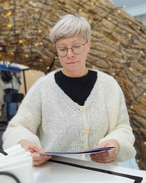 Baltas, boulce siūlų, rankomis megztas moteriškas susagstomas megztinis "Sniegas"