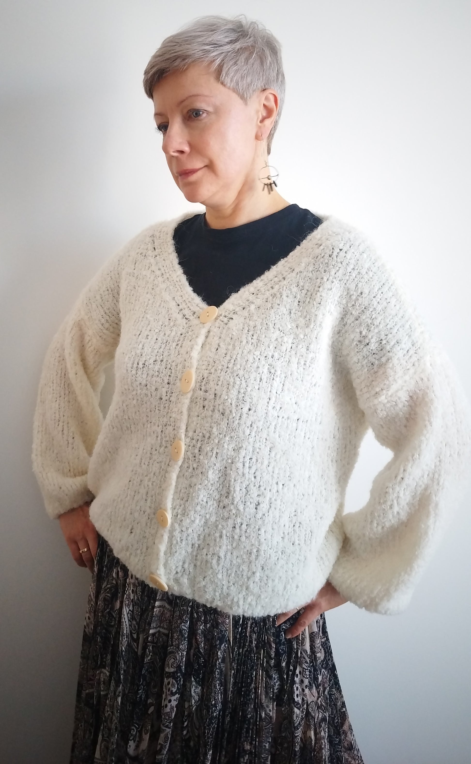 Baltas, boulce siūlų, rankomis megztas moteriškas susagstomas megztinis "Sniegas"