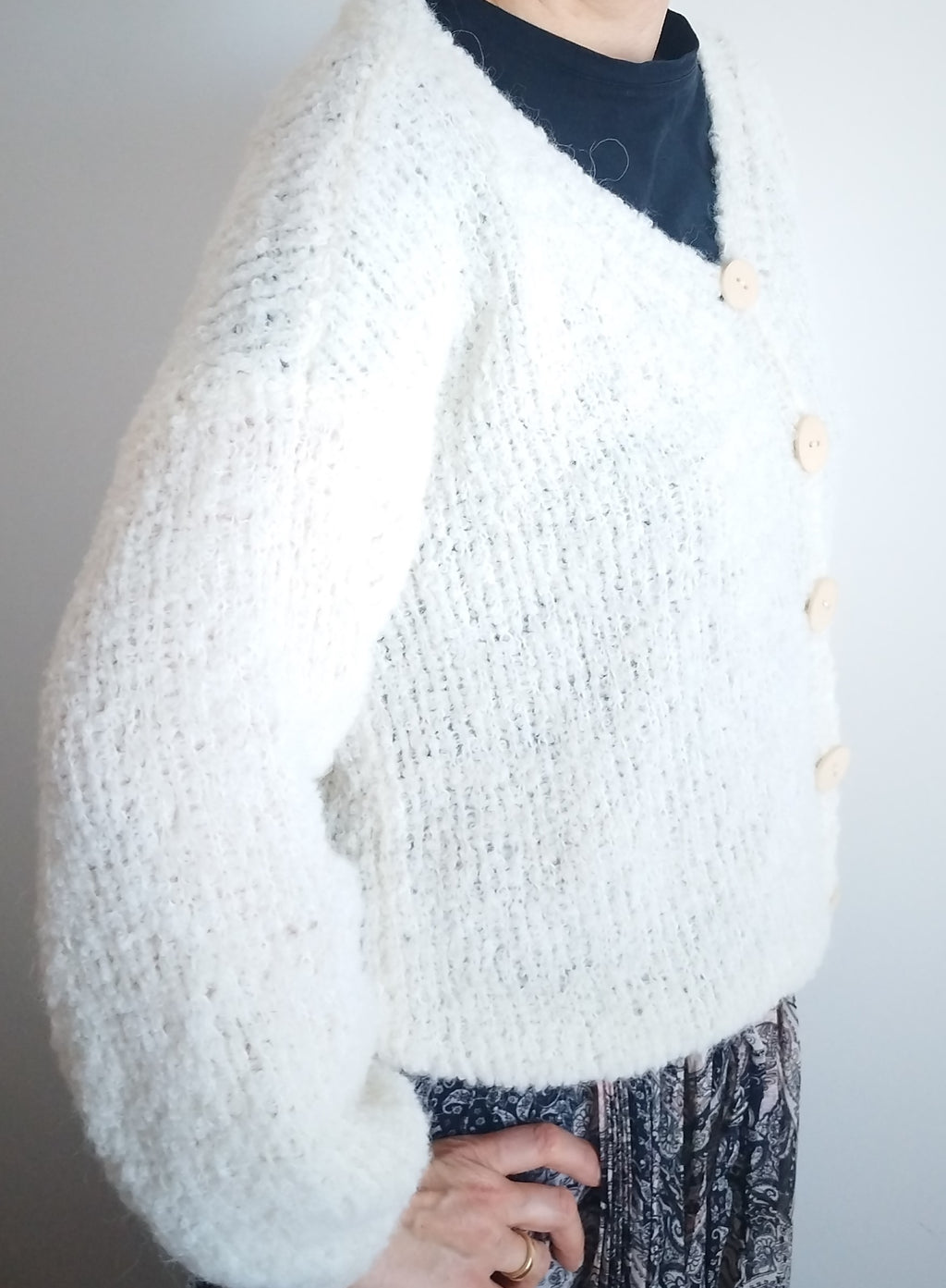 Baltas, boulce siūlų, rankomis megztas moteriškas susagstomas megztinis "Sniegas"