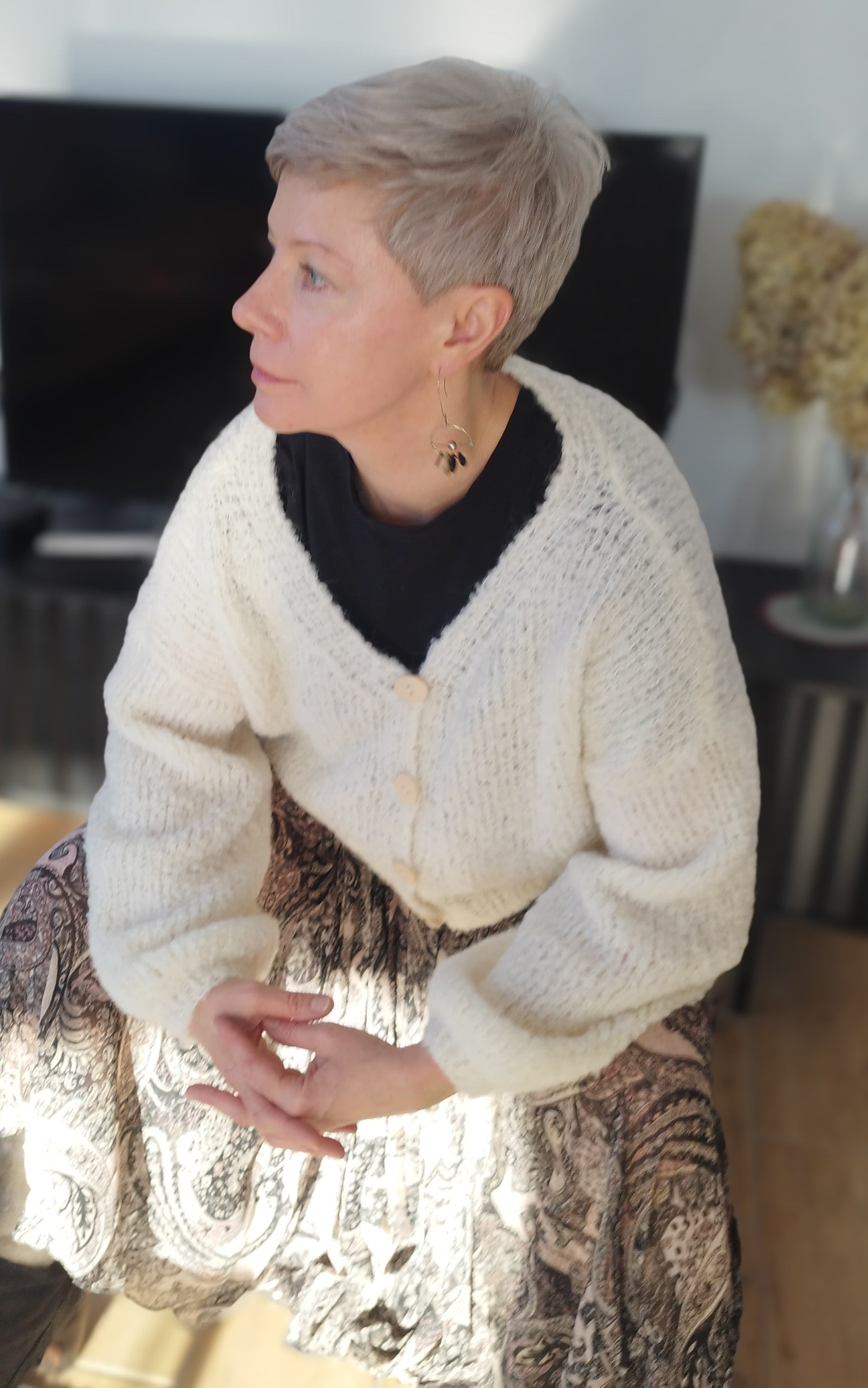 Baltas, boulce siūlų, rankomis megztas moteriškas susagstomas megztinis "Sniegas"